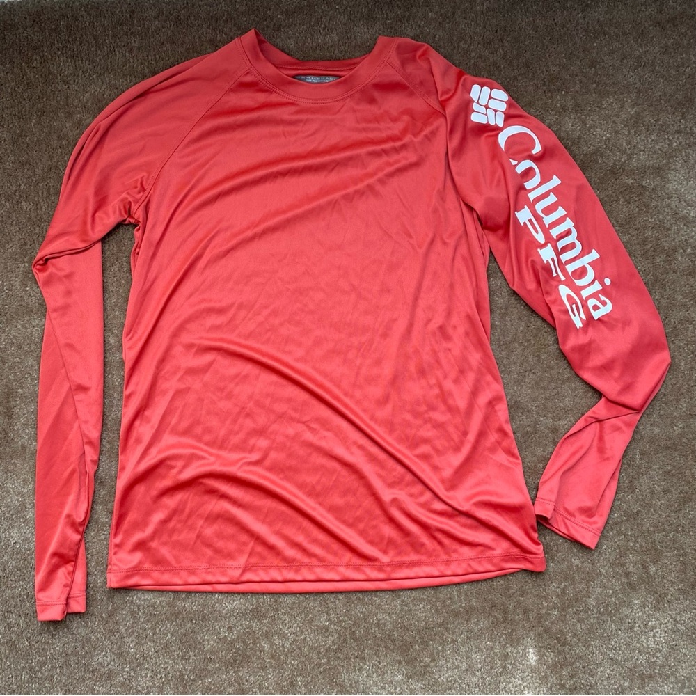 💥3/$15 Women’s Columbia Omni-Shield. Two tops being sold together.